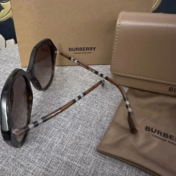Burberry Women display picture 2